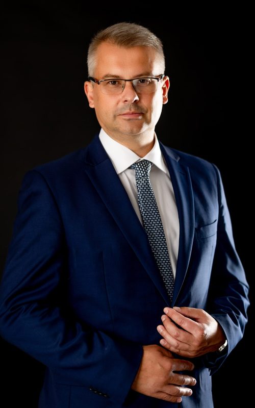 prawnik w garniturze